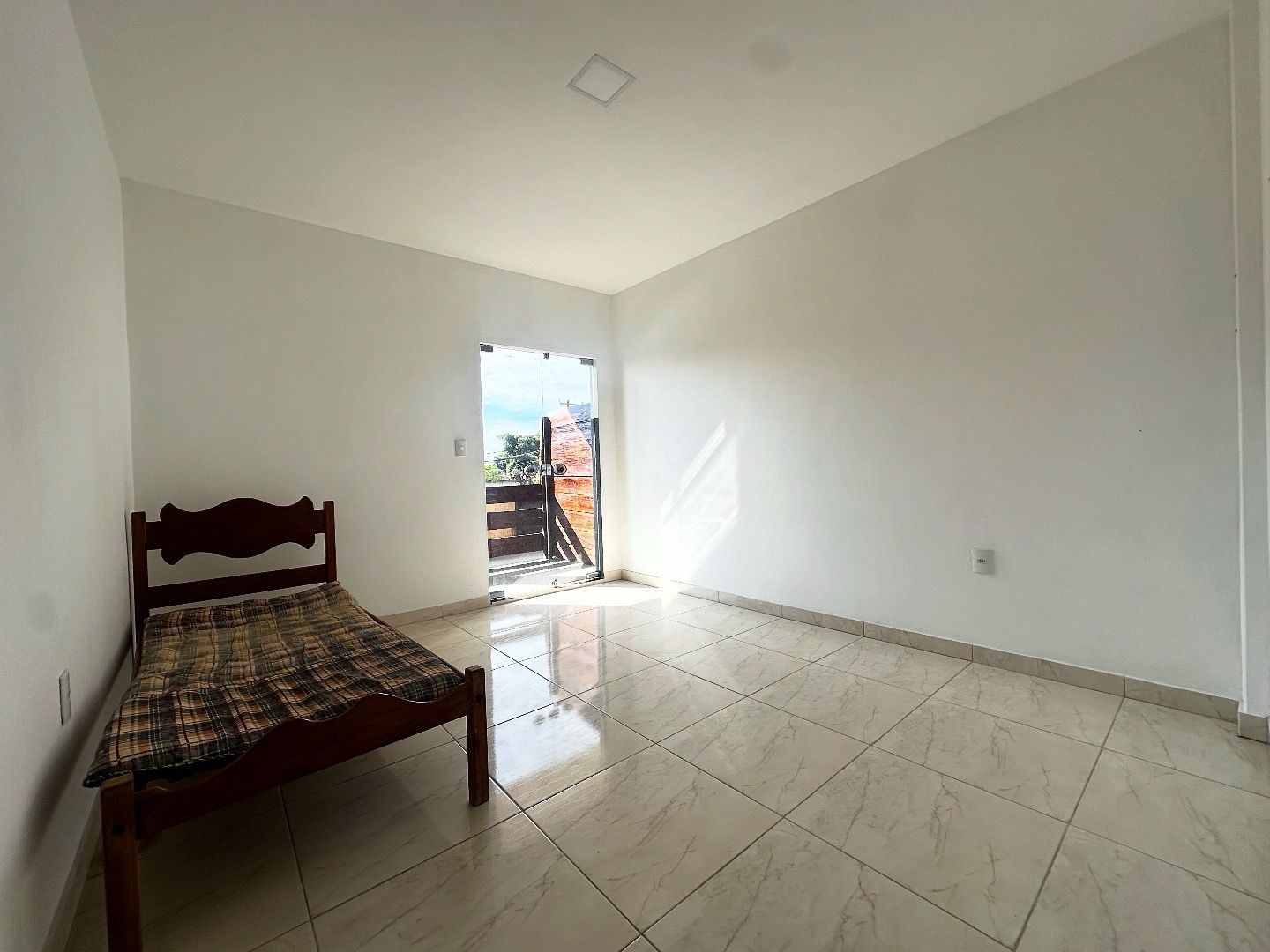 Aluga Apartamento Semimobiliado  Antares ( Próximo ao ginásio de esportes ) 