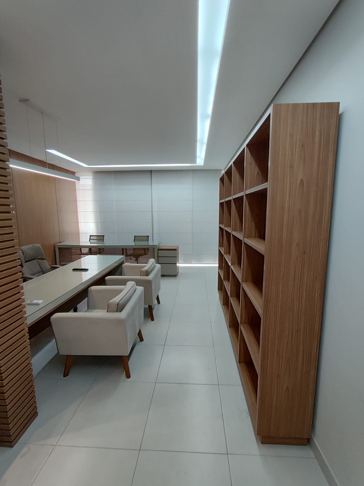 ALUGA SALA COMERCIAL NA AV. PAULINO MENDES