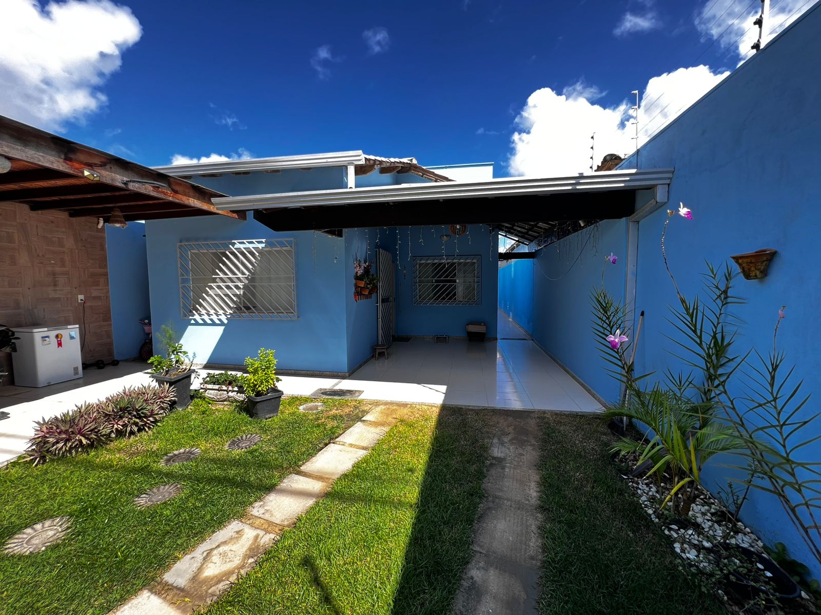 Bela casa no bairro Dinah Borges.