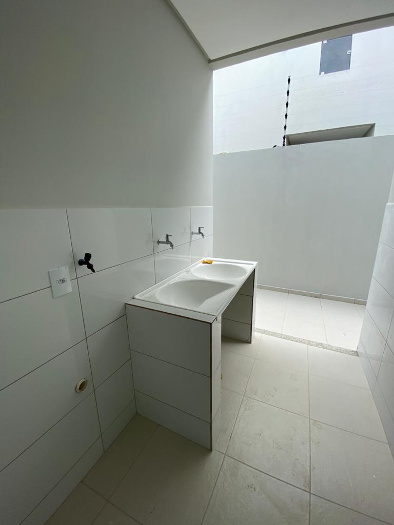 Vende casa com excelente acabamento no bairro Dinah Borges