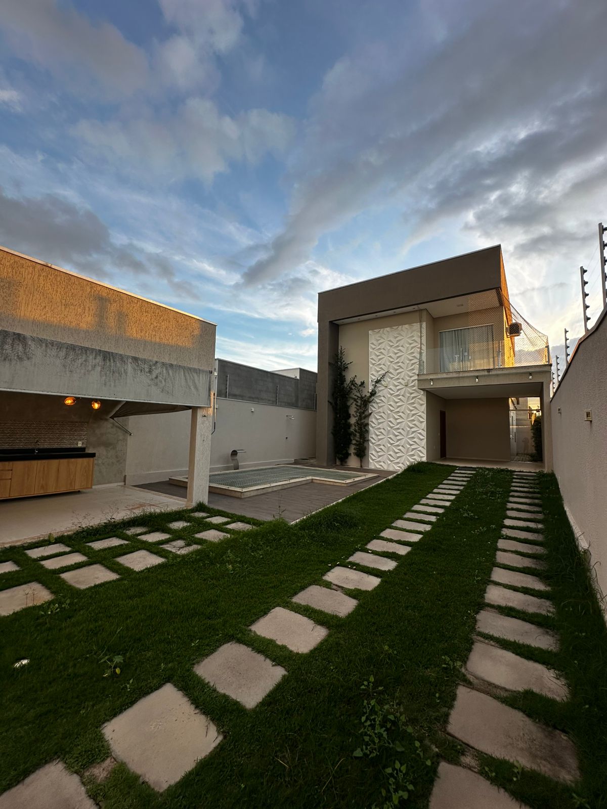 Vende Bela Casa Duplex no Colonial