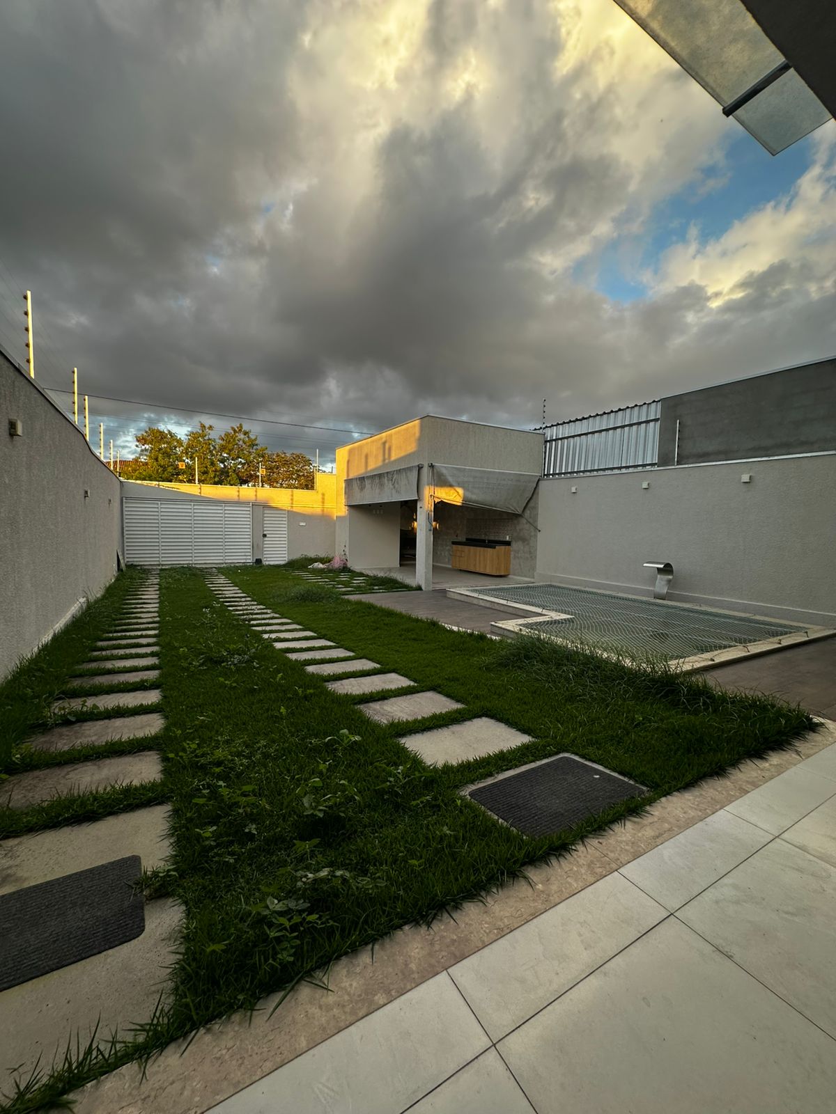 Vende Bela Casa Duplex no Colonial
