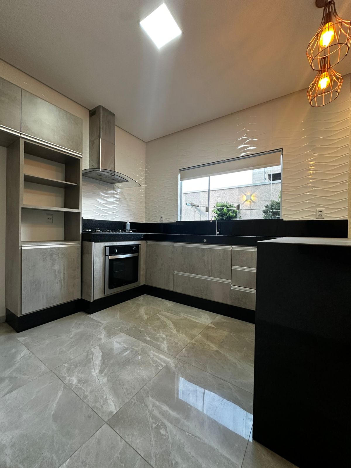 Vende Bela Casa Duplex no Colonial