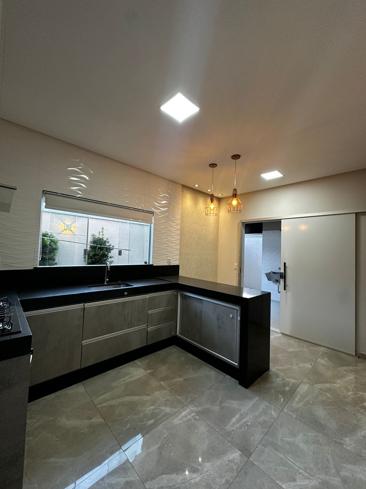 Vende Bela Casa Duplex no Colonial