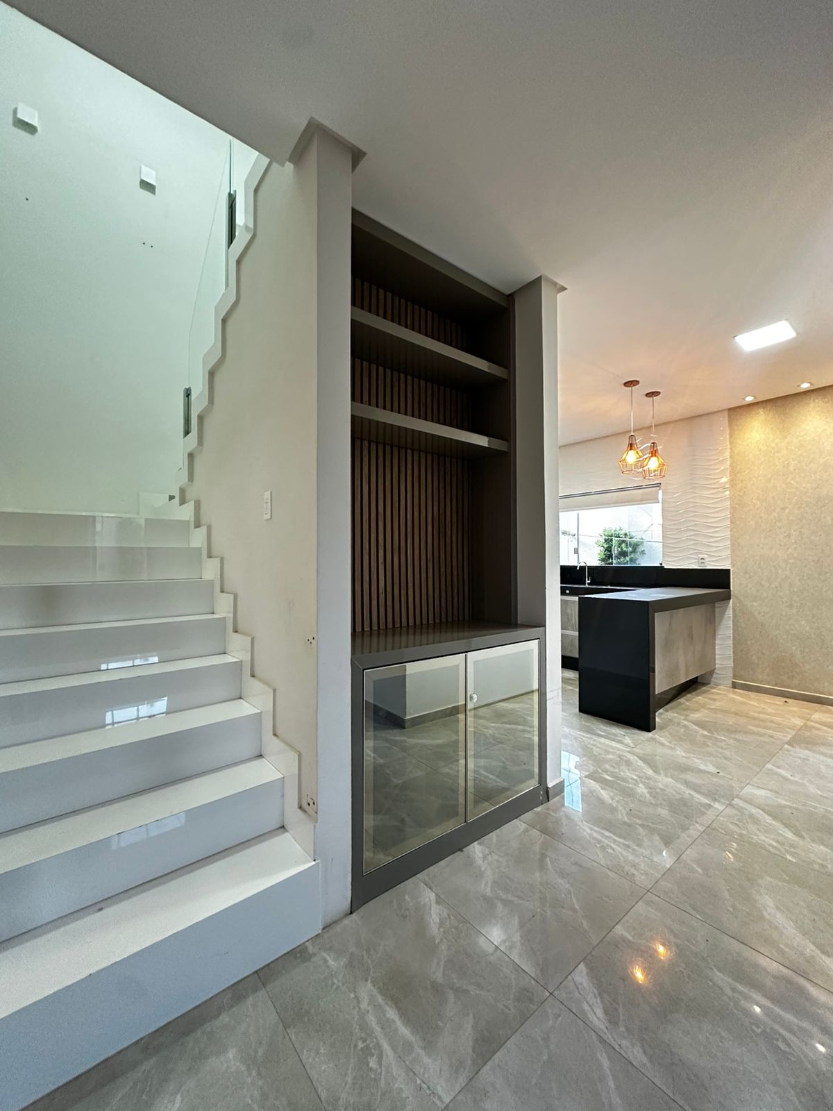 Vende Bela Casa Duplex no Colonial