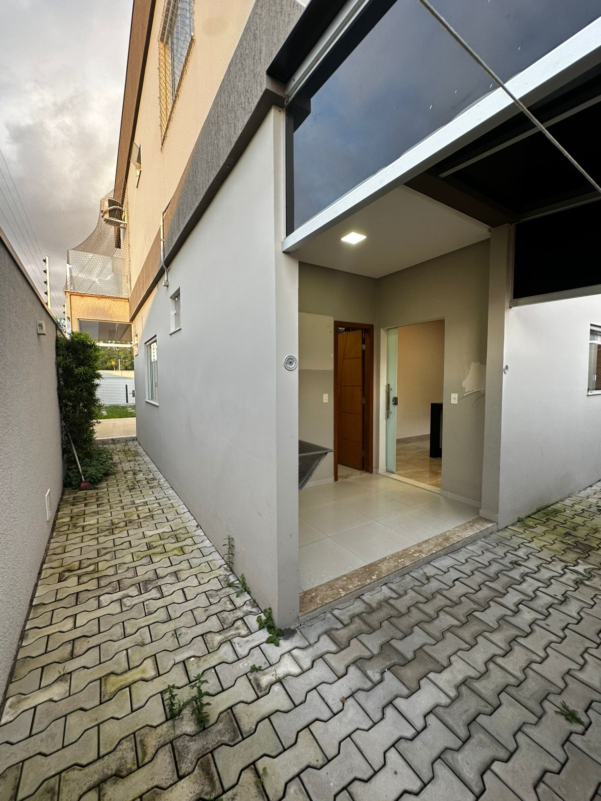 Vende Bela Casa Duplex no Colonial