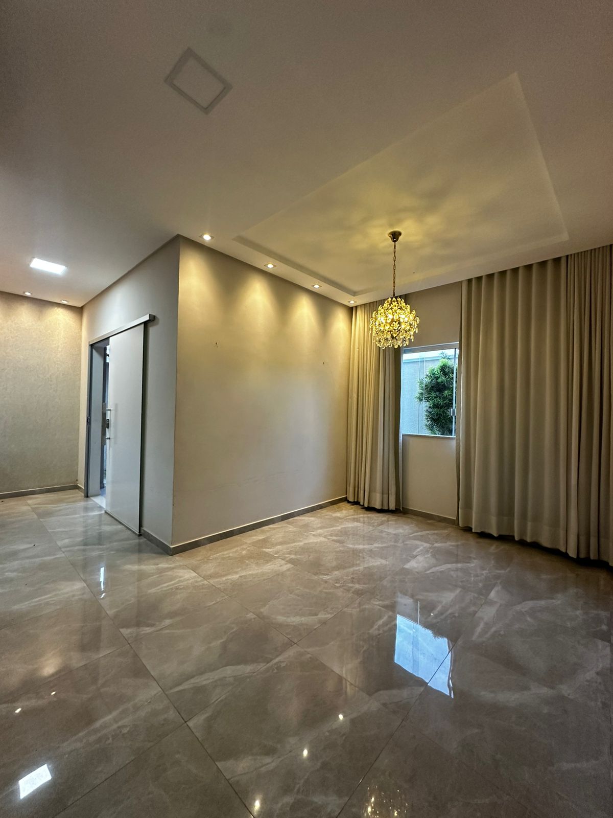 Vende Bela Casa Duplex no Colonial