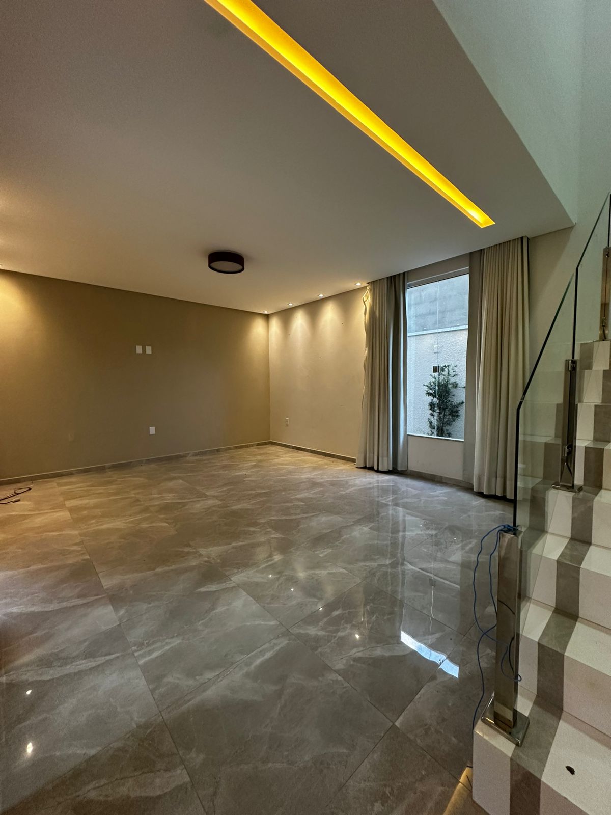 Vende Bela Casa Duplex no Colonial