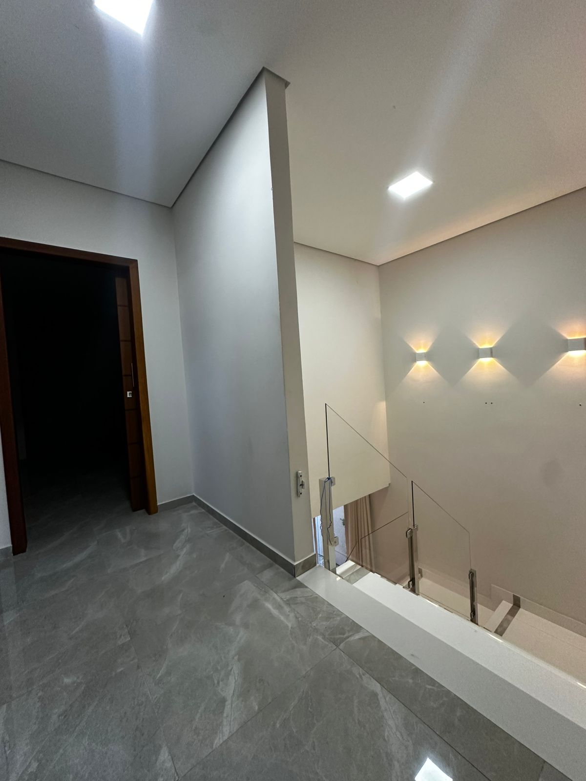 Vende Bela Casa Duplex no Colonial