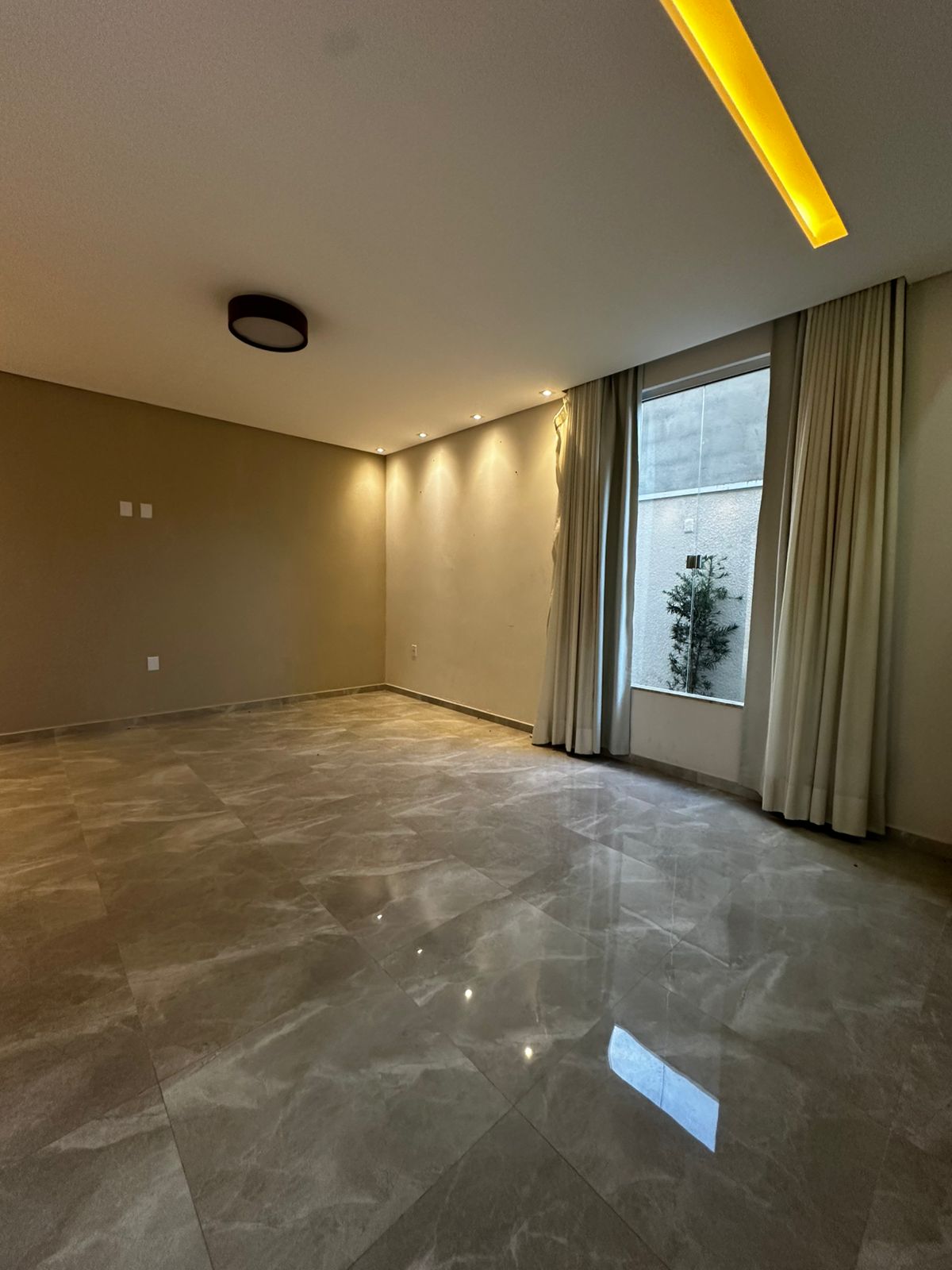 Vende Bela Casa Duplex no Colonial