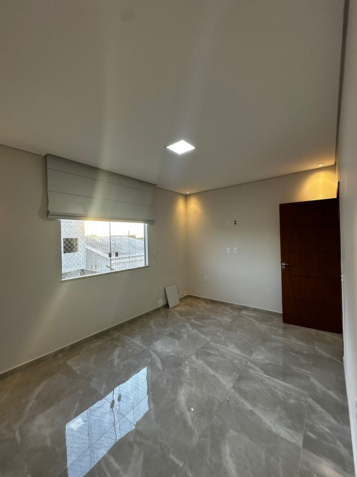 Vende Bela Casa Duplex no Colonial