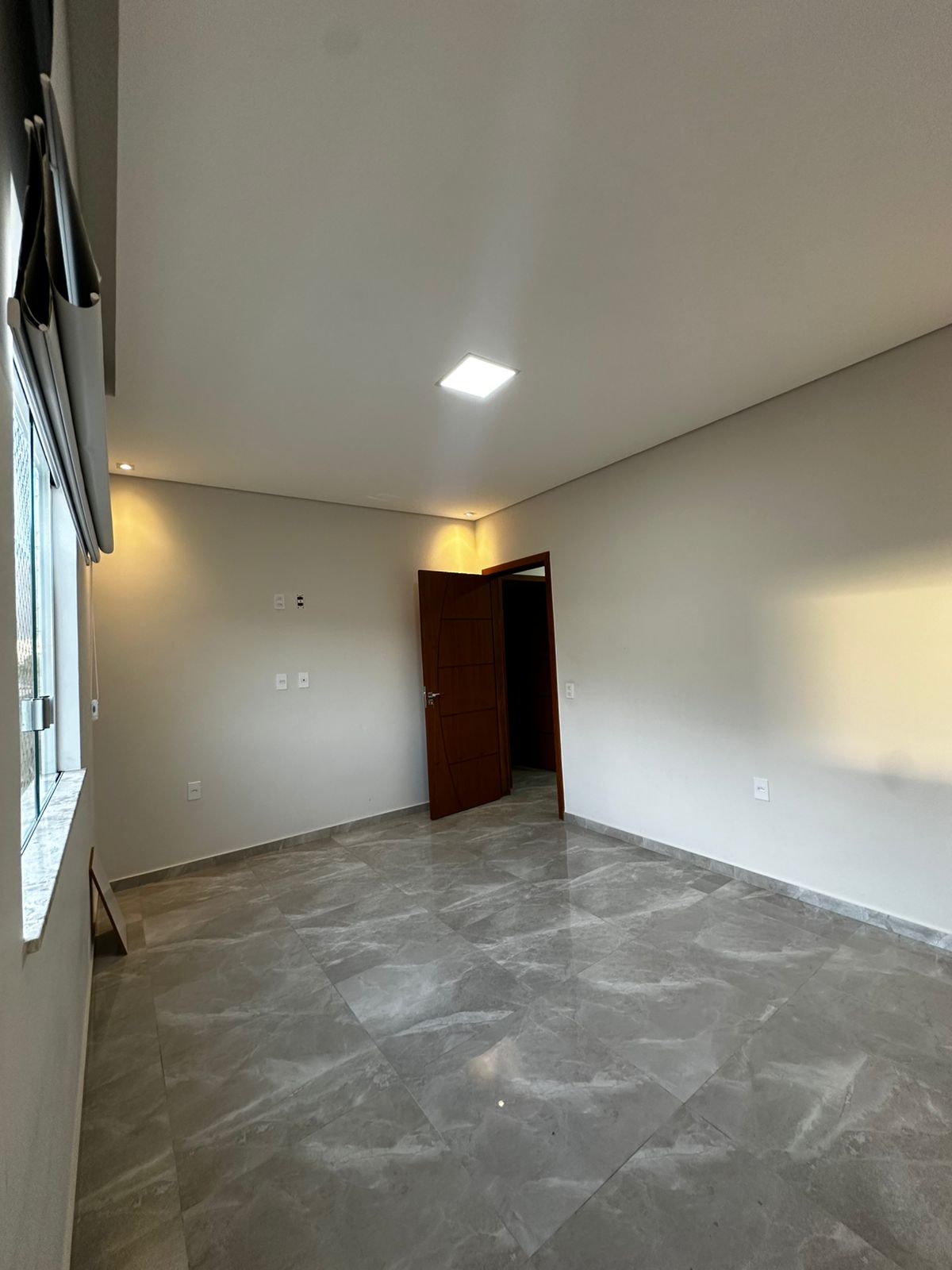 Vende Bela Casa Duplex no Colonial