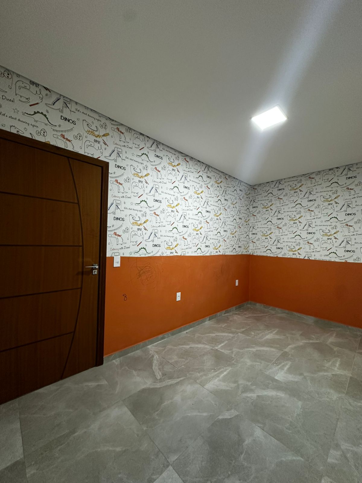 Vende Bela Casa Duplex no Colonial