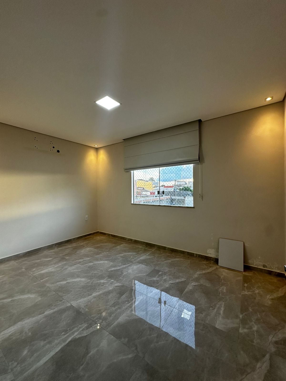 Vende Bela Casa Duplex no Colonial