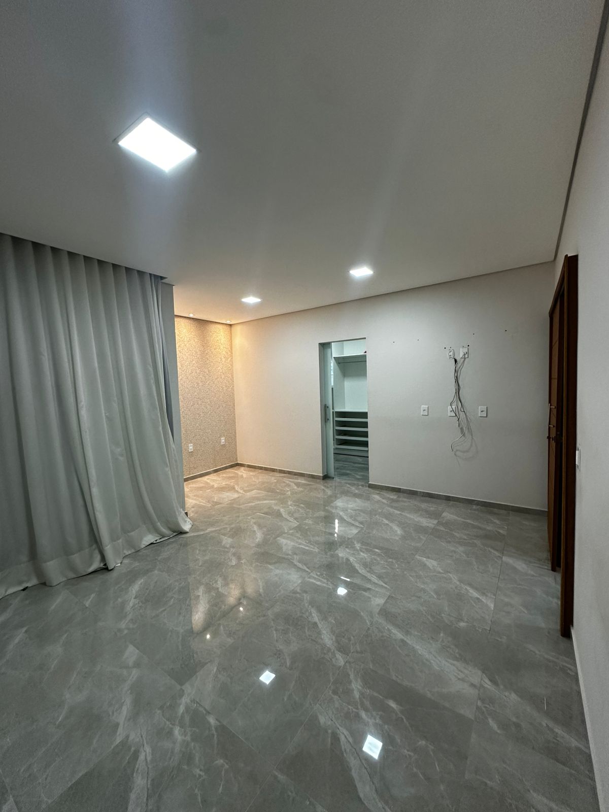 Vende Bela Casa Duplex no Colonial