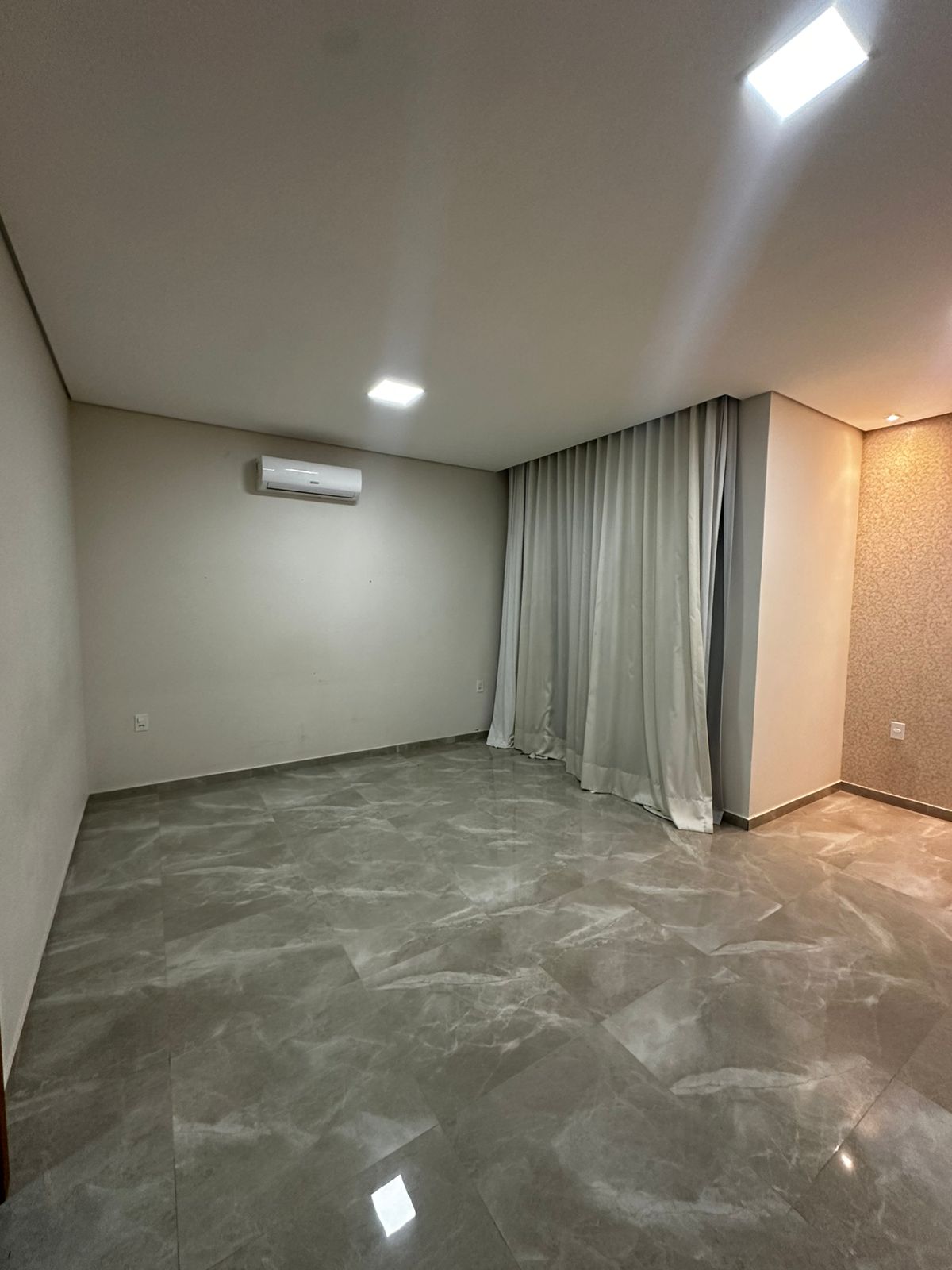 Vende Bela Casa Duplex no Colonial
