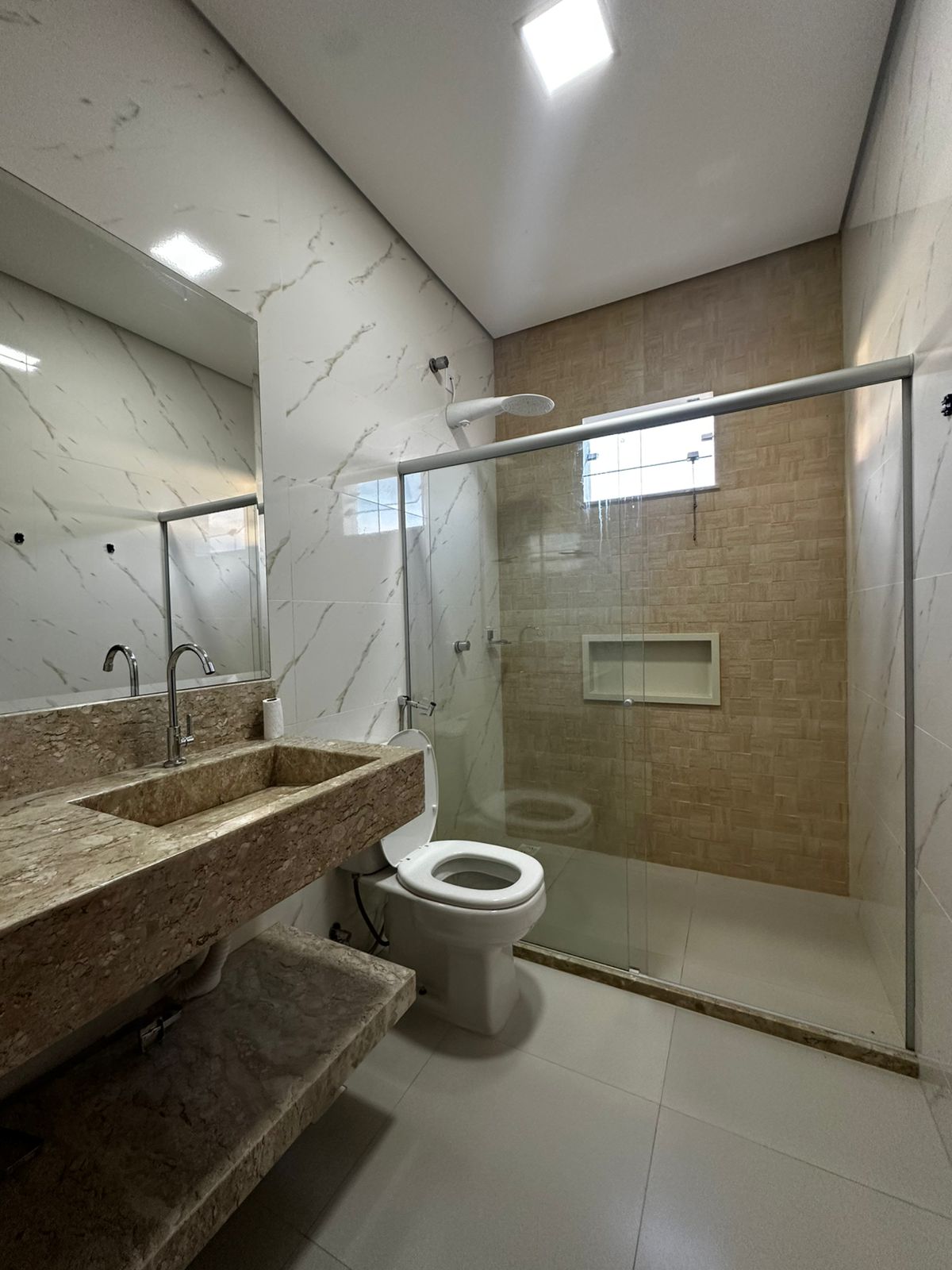 Vende Bela Casa Duplex no Colonial