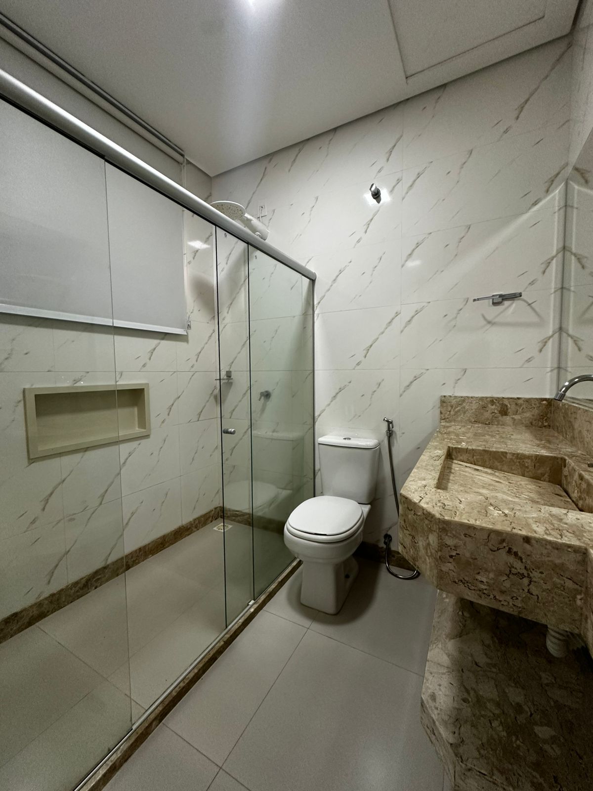 Vende Bela Casa Duplex no Colonial