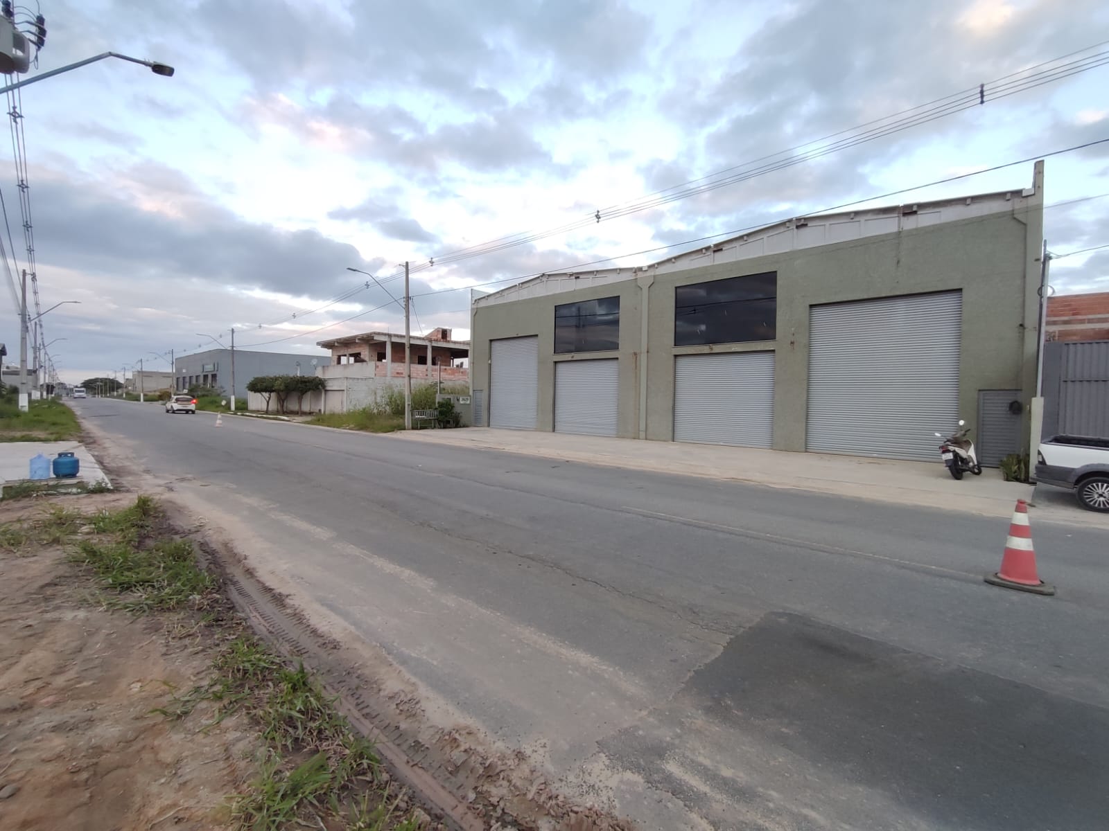 Aluga Galpões com Mezanino na Estrada da Colônia