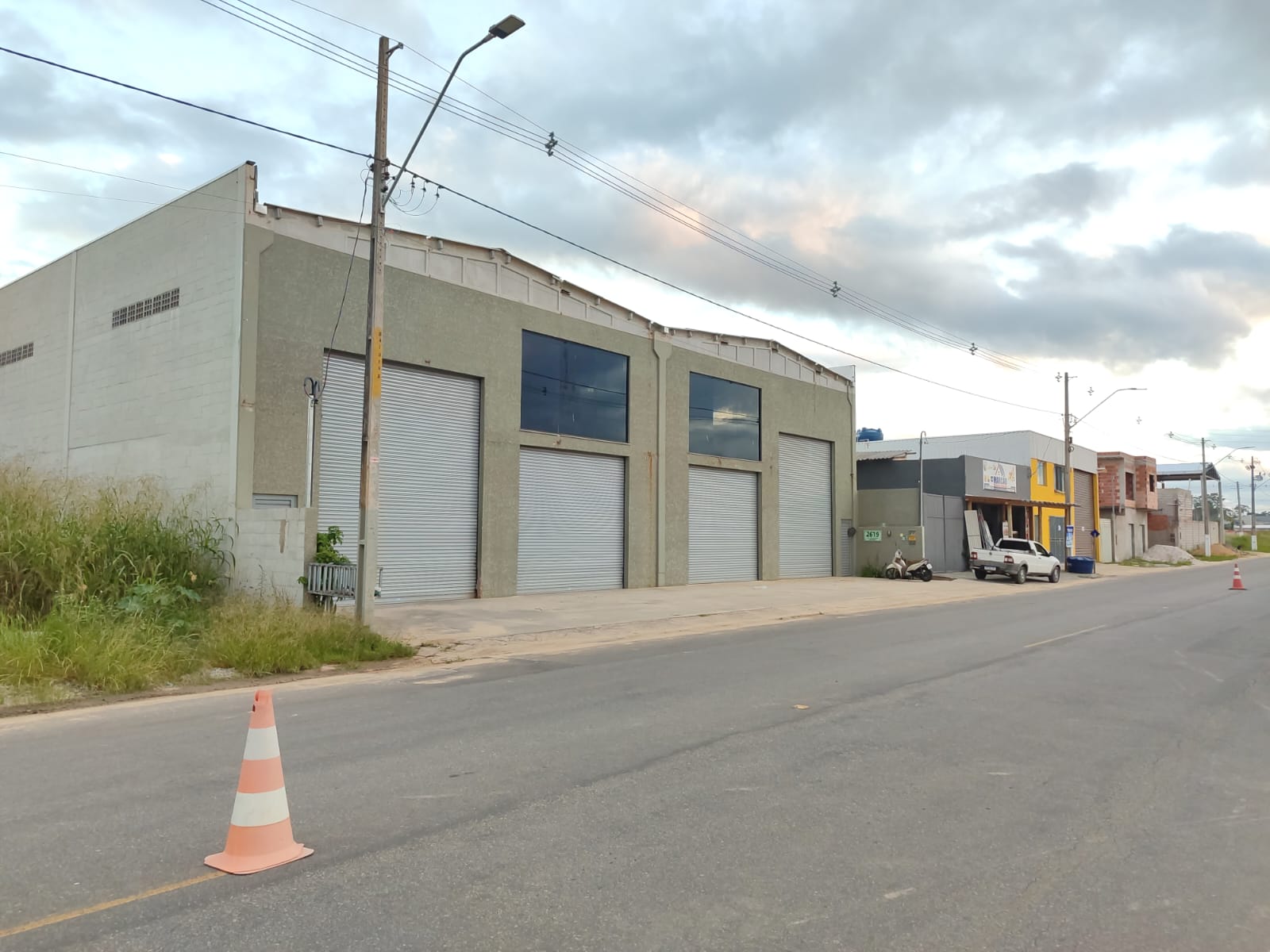 Aluga Galpões com Mezanino na Estrada da Colônia
