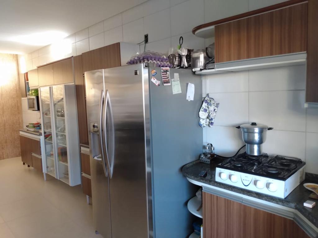 VENDE-SE CASA AMPLA NO BAIRRO CENTAURO