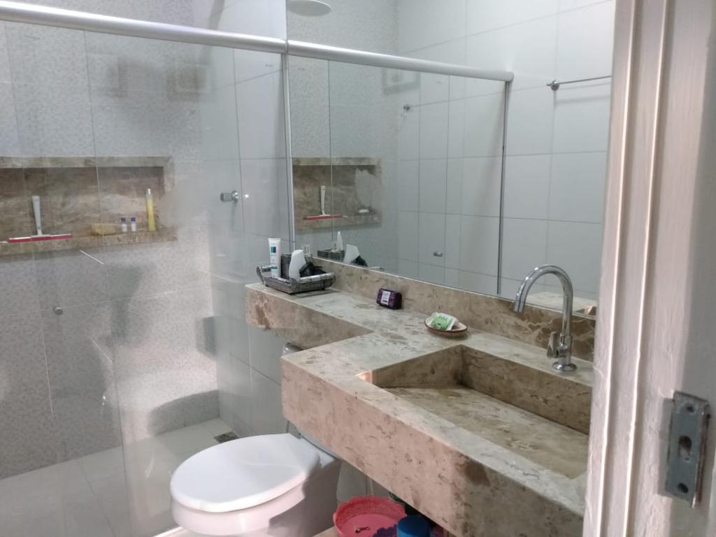 VENDE-SE CASA AMPLA NO BAIRRO CENTAURO