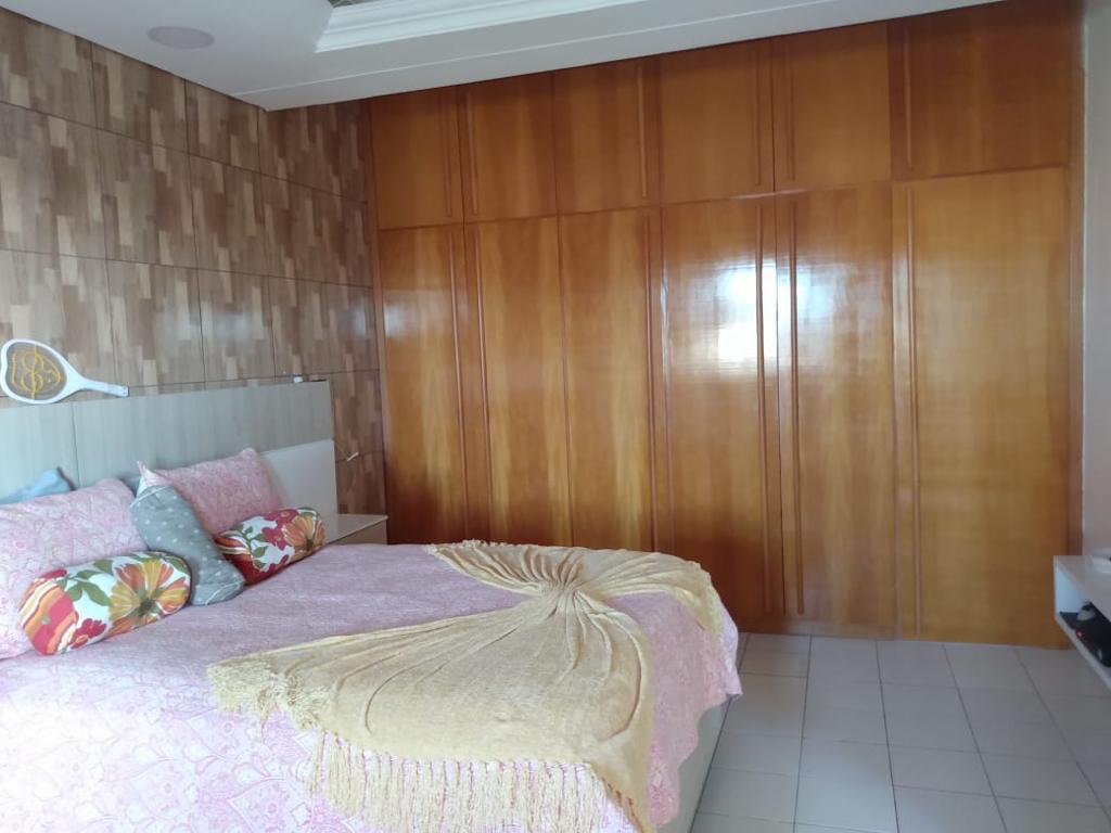 VENDE-SE CASA AMPLA NO BAIRRO CENTAURO