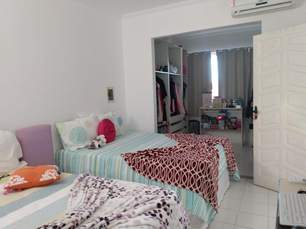 VENDE-SE CASA AMPLA NO BAIRRO CENTAURO
