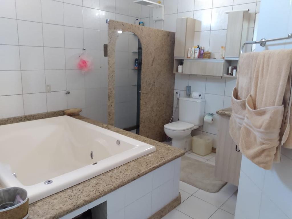 VENDE-SE CASA AMPLA NO BAIRRO CENTAURO