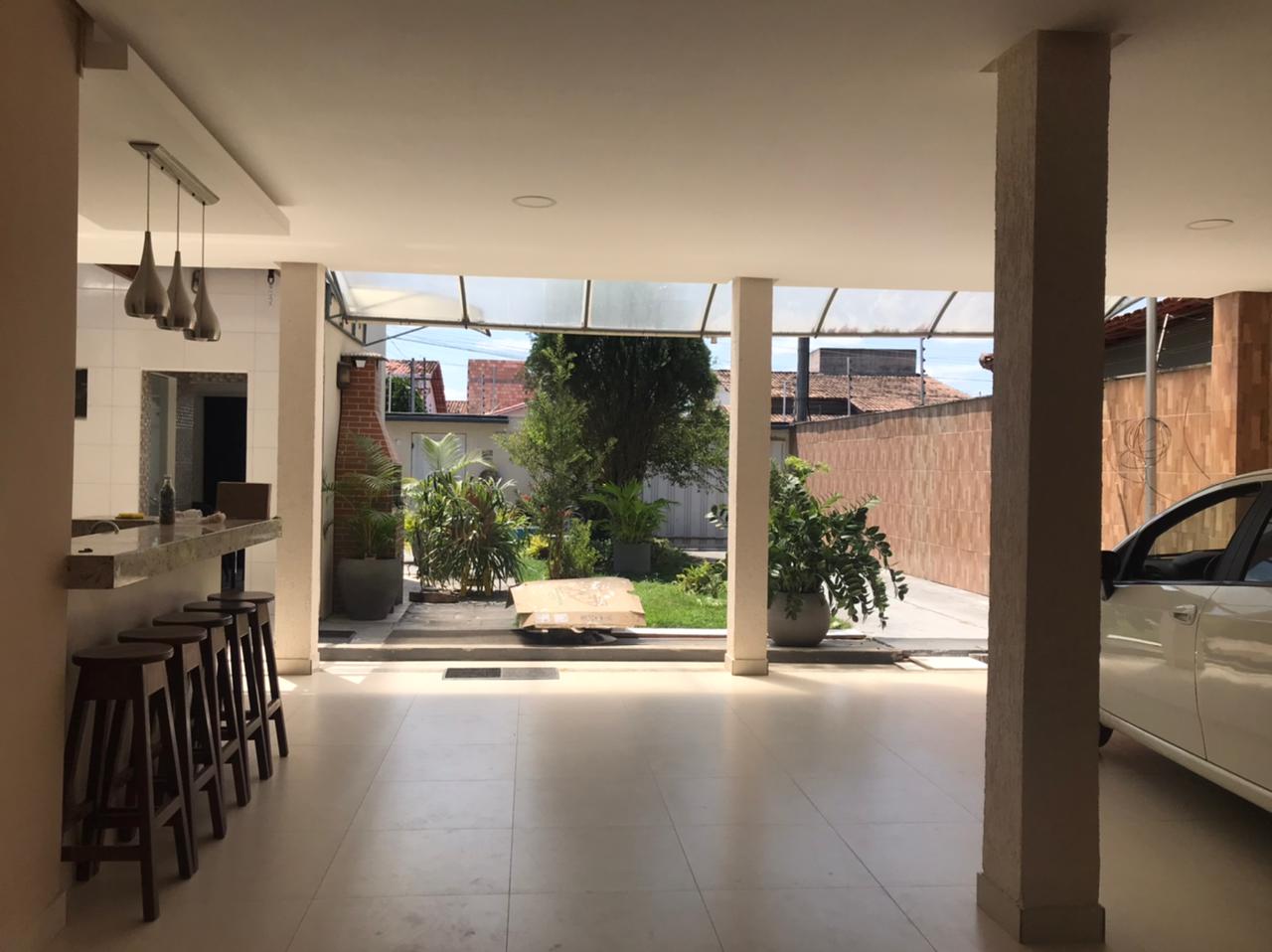 VENDE-SE CASA AMPLA NO BAIRRO CENTAURO