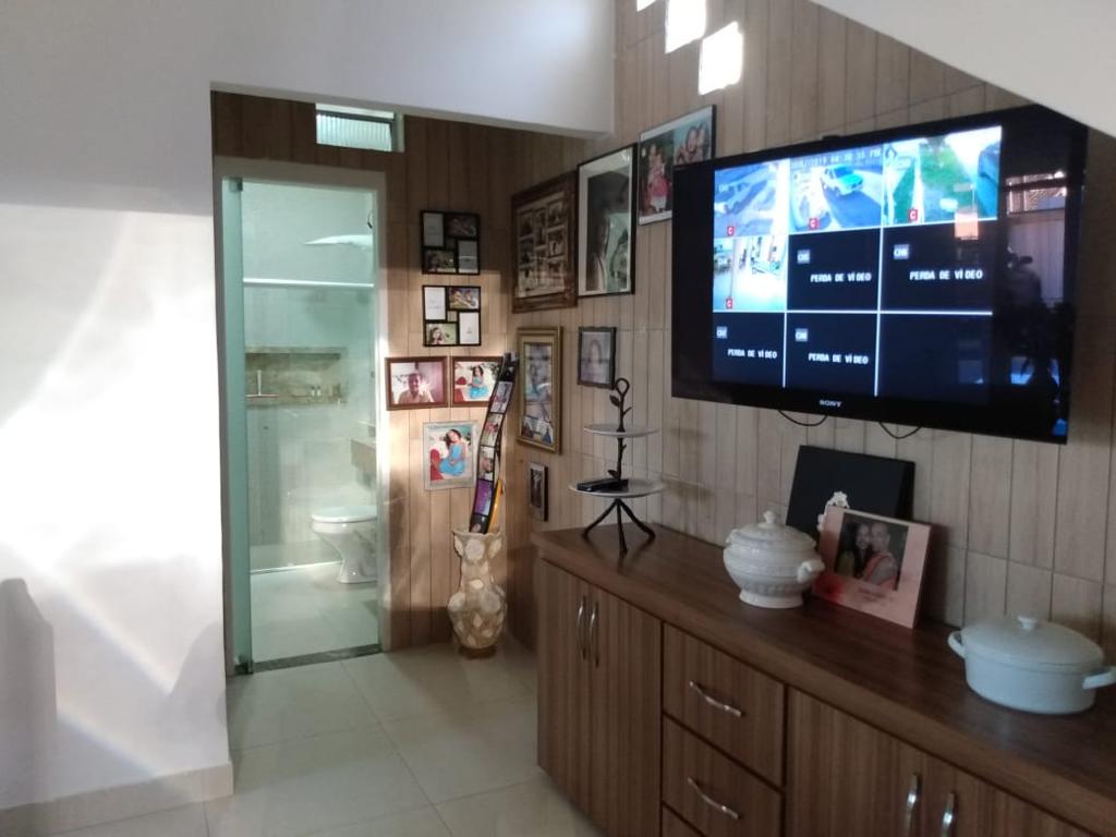 VENDE-SE CASA AMPLA NO BAIRRO CENTAURO