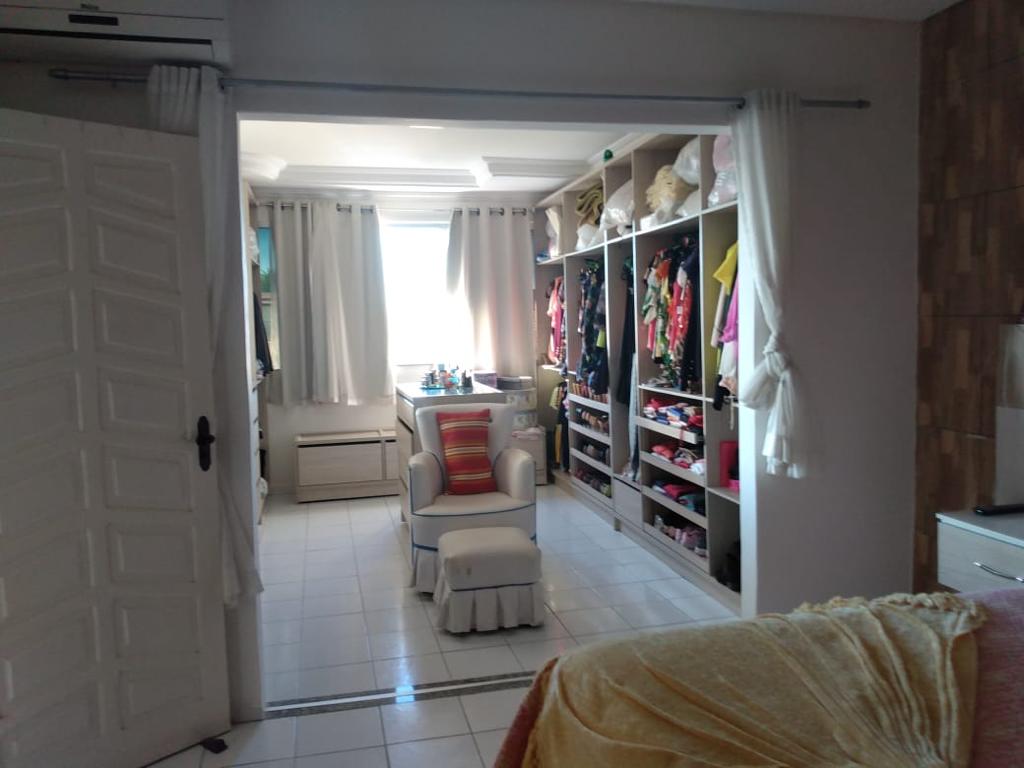 VENDE-SE CASA AMPLA NO BAIRRO CENTAURO