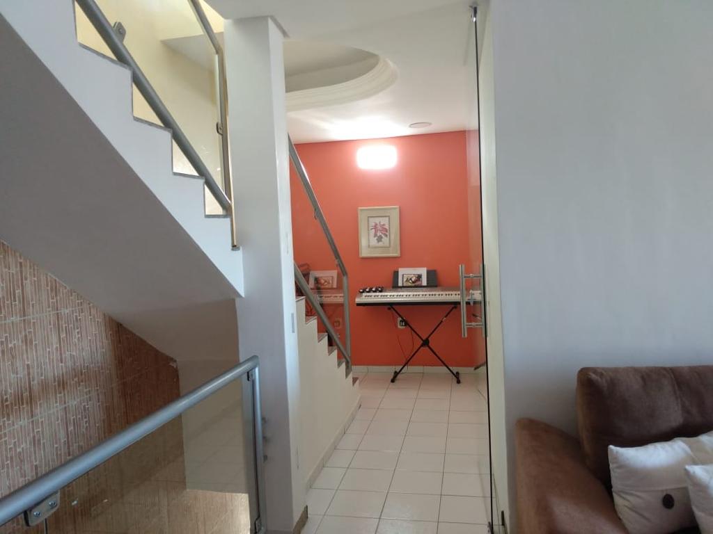 VENDE-SE CASA AMPLA NO BAIRRO CENTAURO