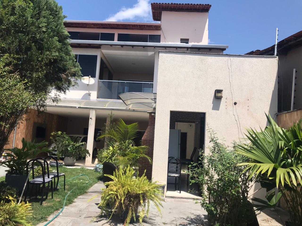 VENDE-SE CASA AMPLA NO BAIRRO CENTAURO