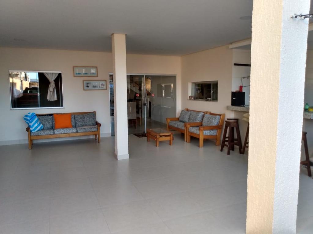 VENDE-SE CASA AMPLA NO BAIRRO CENTAURO