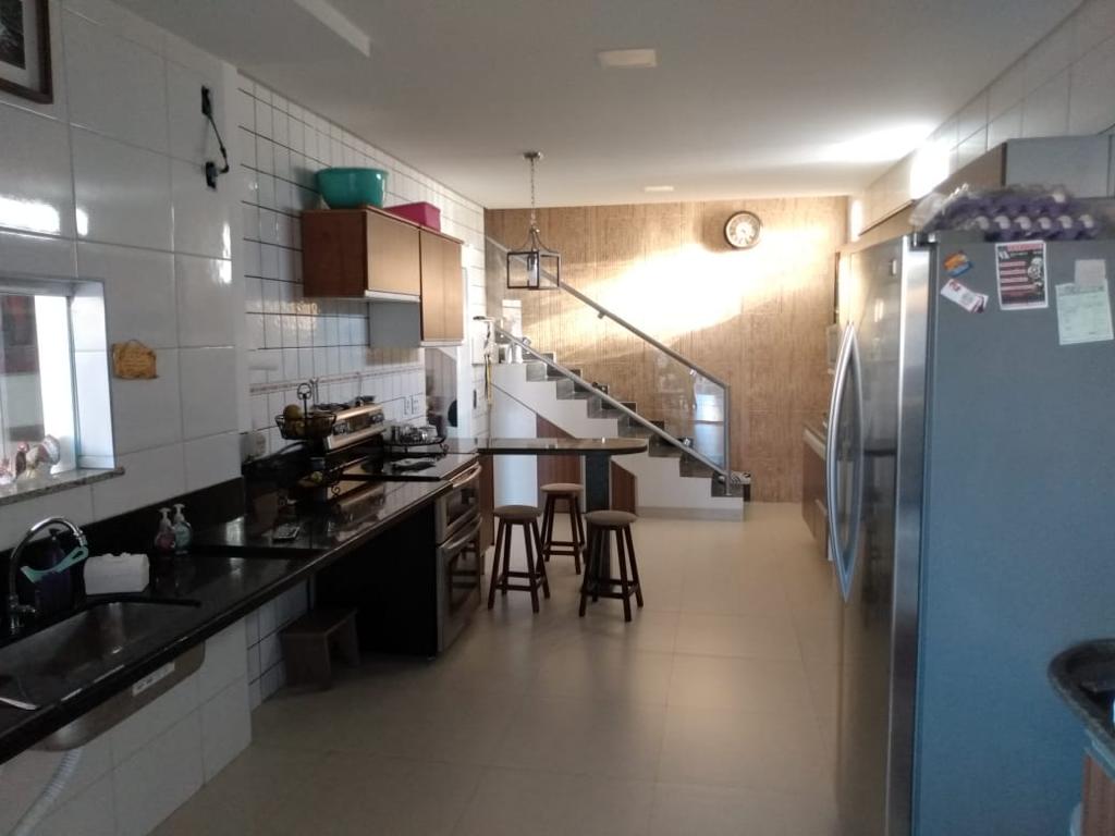 VENDE-SE CASA AMPLA NO BAIRRO CENTAURO