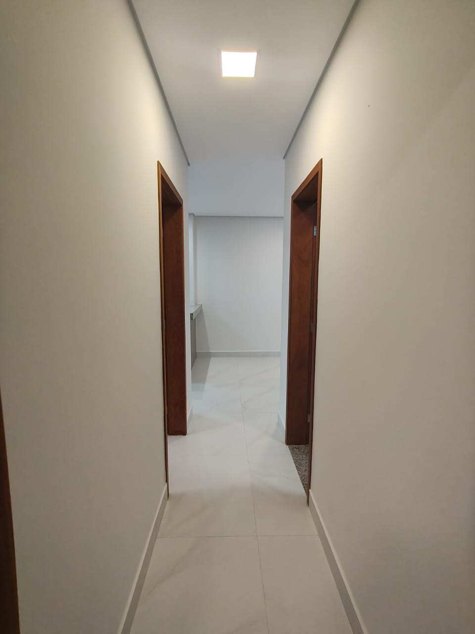 Aluga Apartamento Novíssimo no Jardins das Acácias 