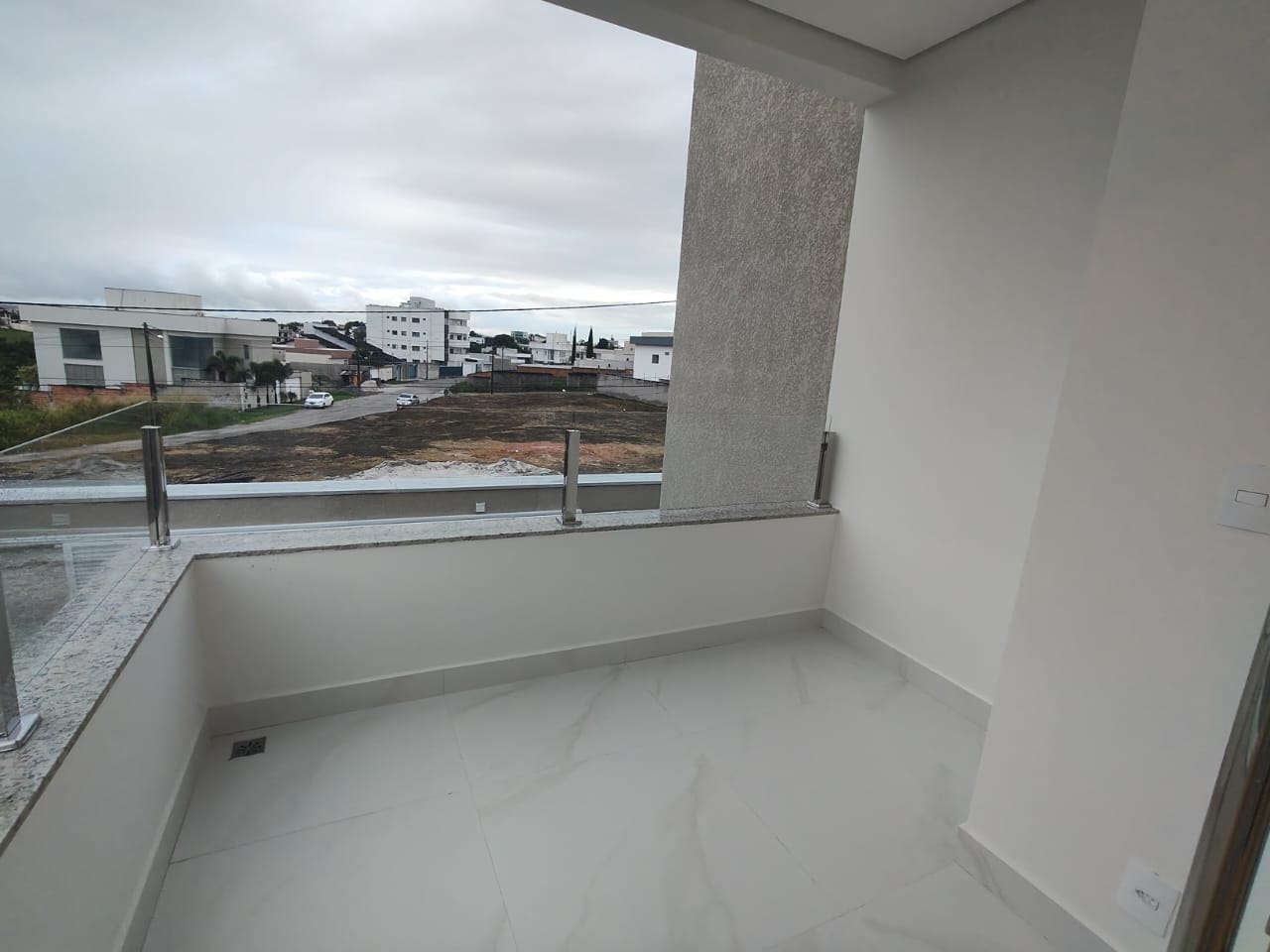 Aluga Apartamento Novíssimo no Jardins das Acácias 