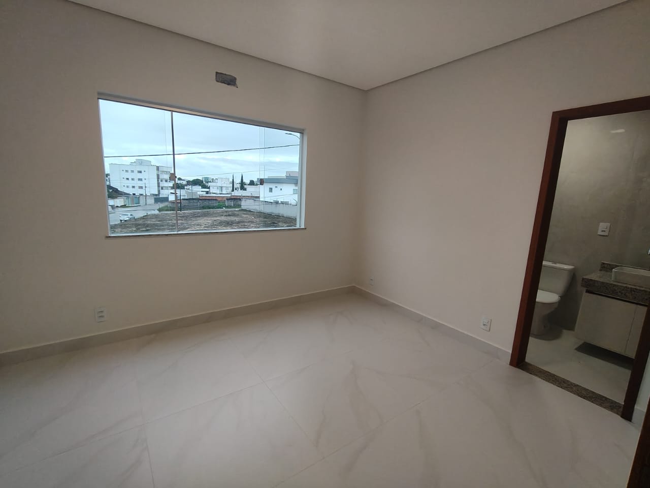 Aluga Apartamento Novíssimo no Jardins das Acácias 