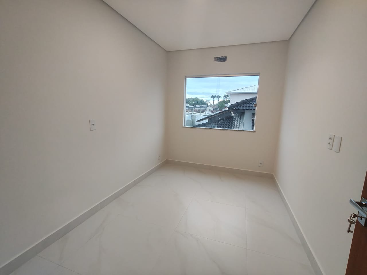Aluga Apartamento Novíssimo no Jardins das Acácias 