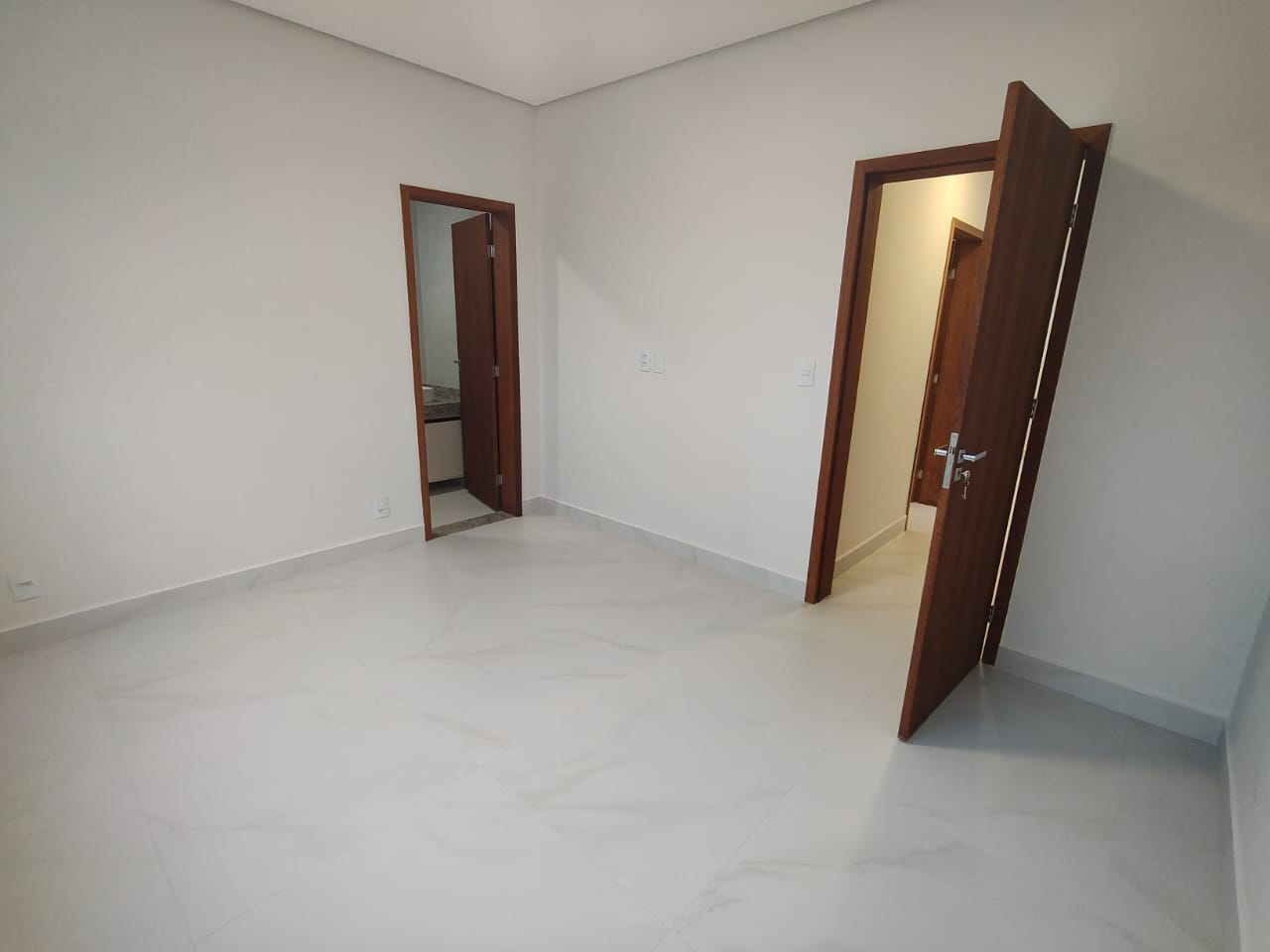 Aluga Apartamento Novíssimo no Jardins das Acácias 
