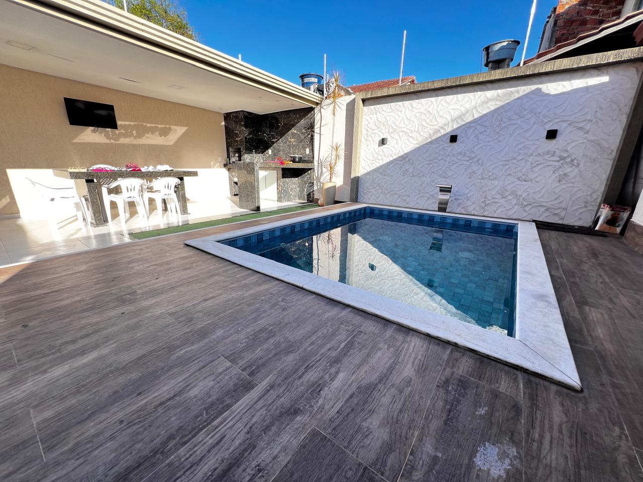 Vende bela casa no bairro Santa Lúcia 