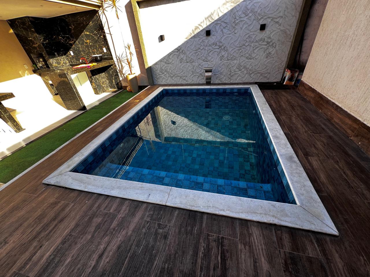Vende bela casa no bairro Santa Lúcia 