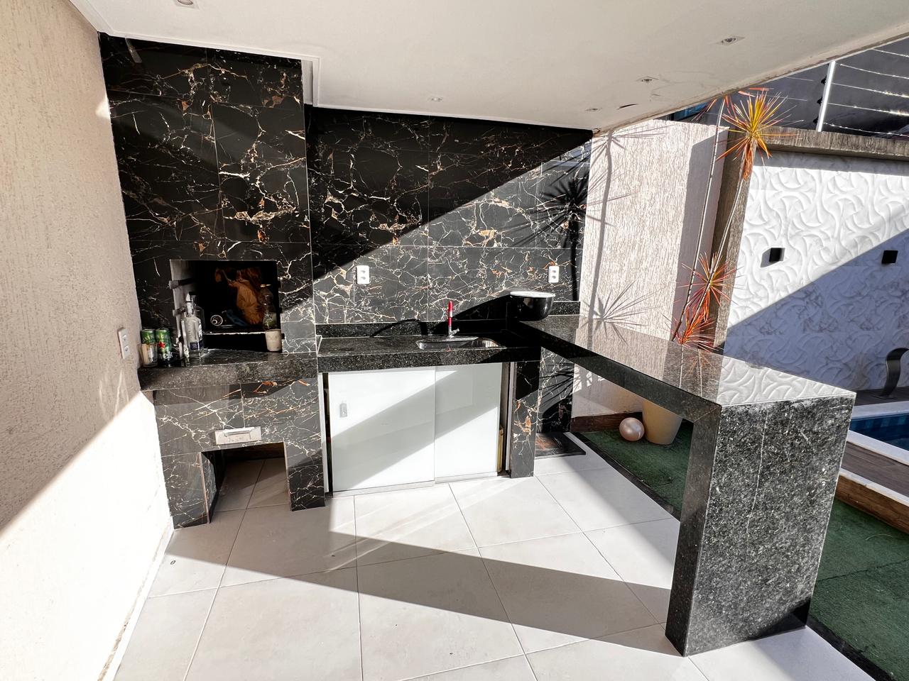Vende bela casa no bairro Santa Lúcia 