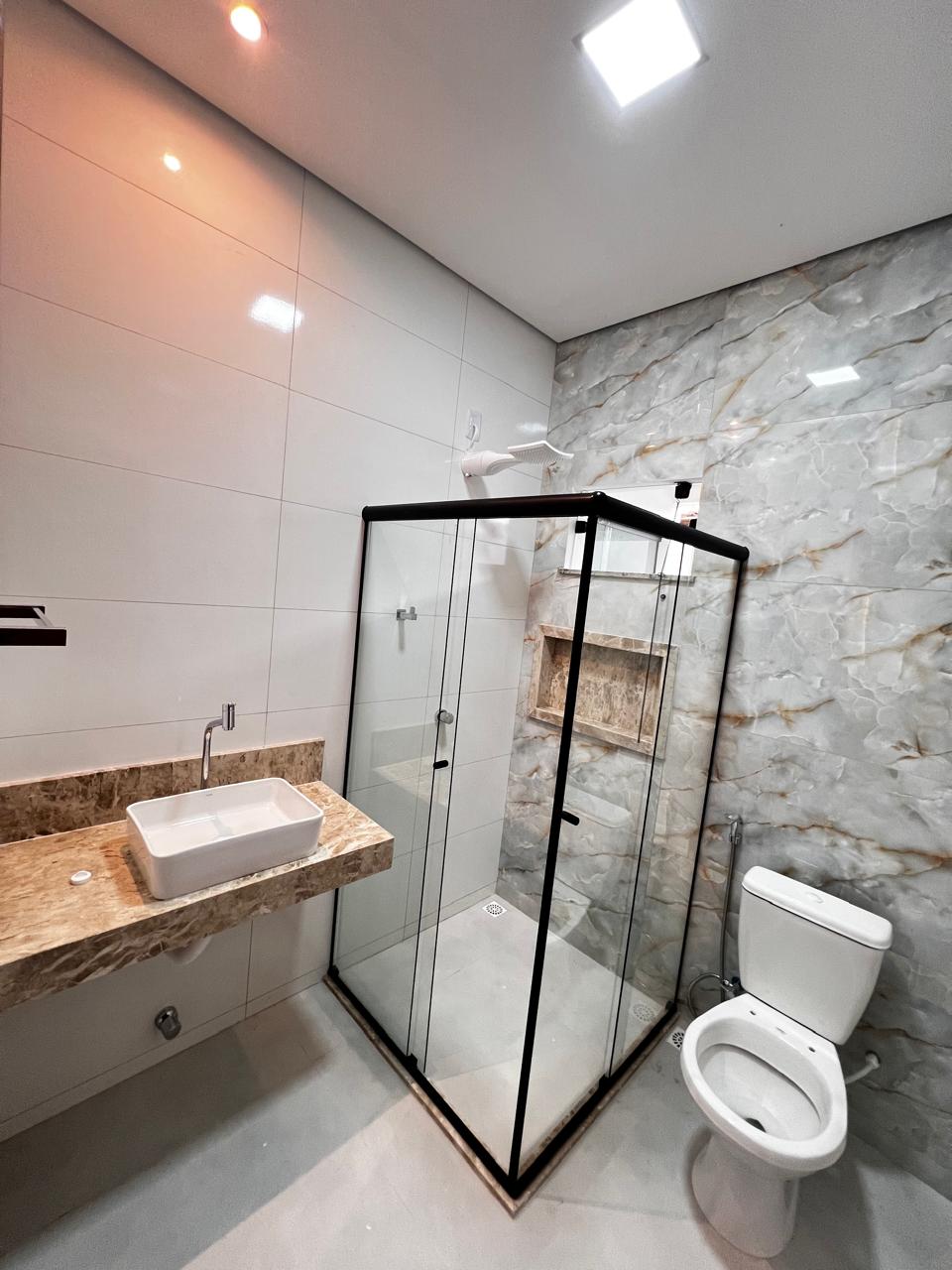 Vende bela casa com ótimo acabamento no Santa Lúcia
