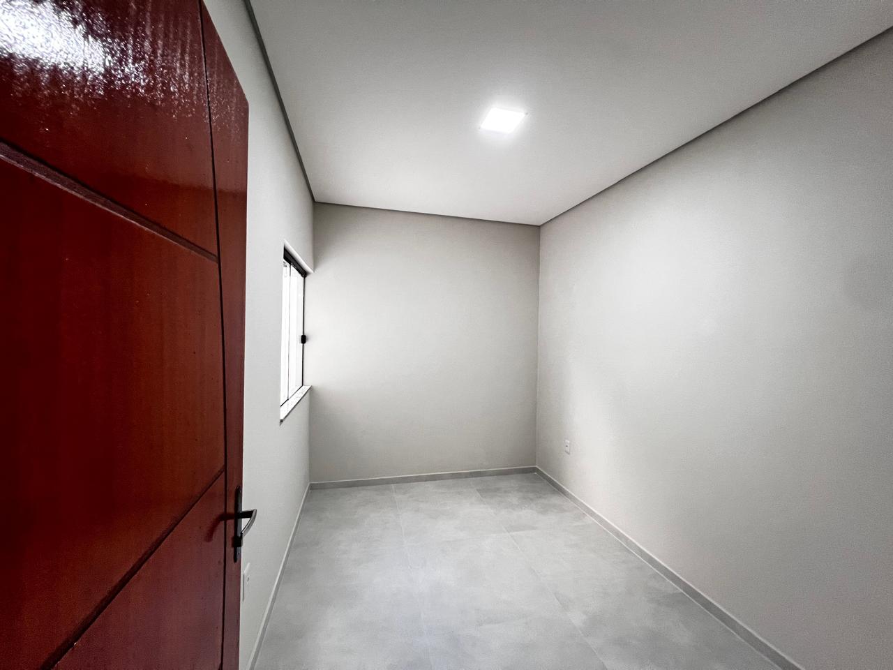 Vende bela casa com ótimo acabamento no Santa Lúcia