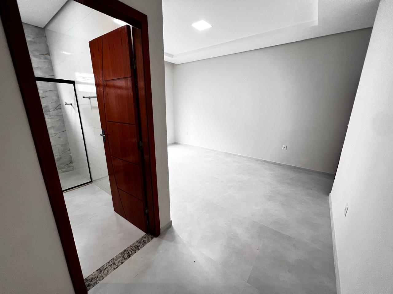 Vende bela casa com ótimo acabamento no Santa Lúcia