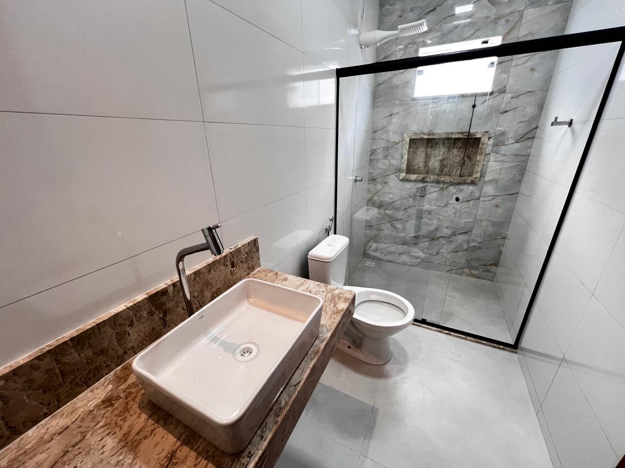 Vende bela casa com ótimo acabamento no Santa Lúcia