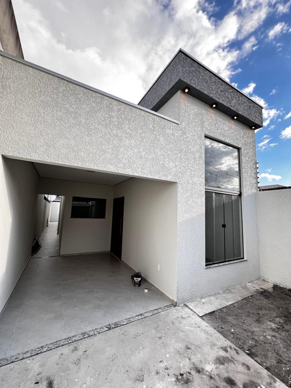 Vende bela casa com ótimo acabamento no Santa Lúcia