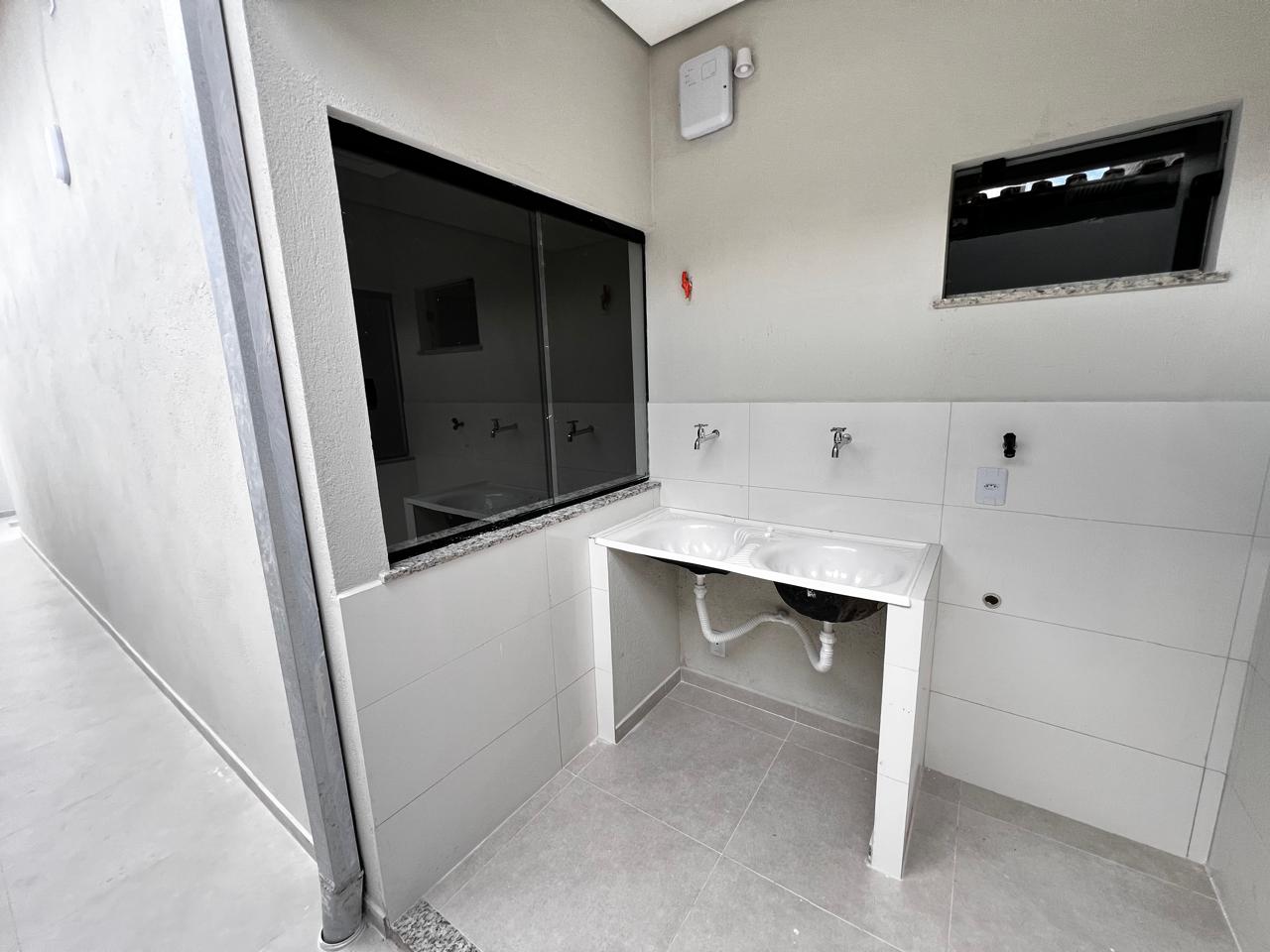 Vende bela casa com ótimo acabamento no Santa Lúcia